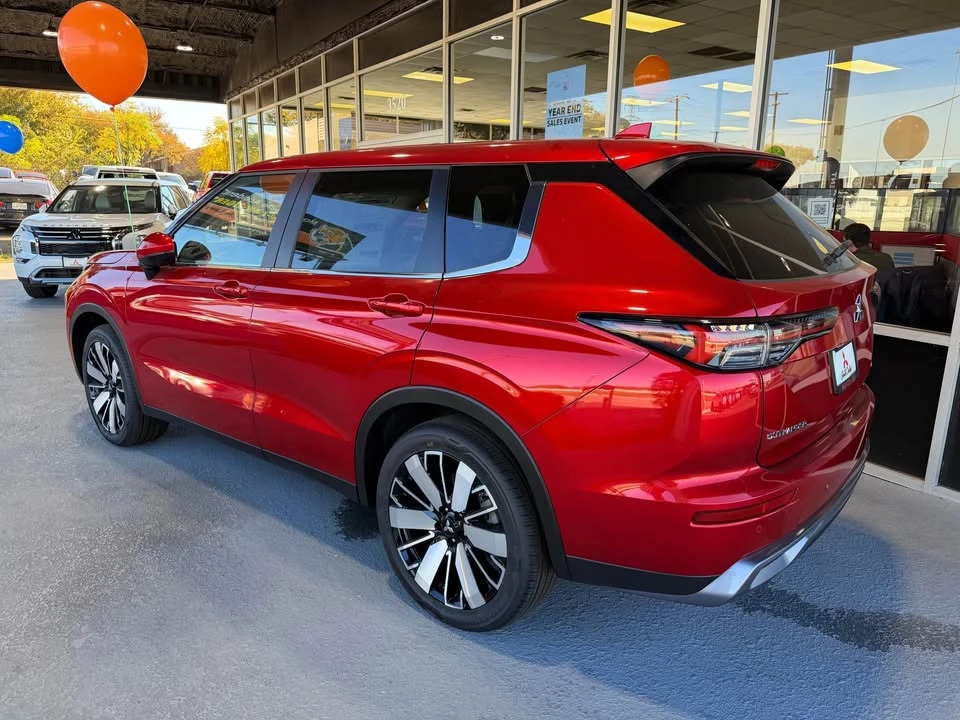 2024 Mitsubishi Outlander - Image 2 of 4