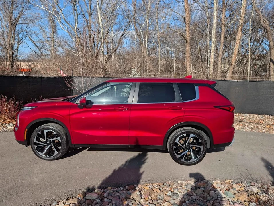 2024 Mitsubishi Outlander - Image 2 of 20