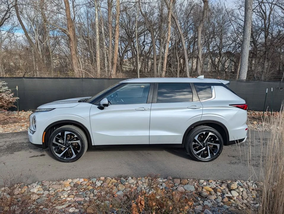 2024 Mitsubishi Outlander - Image 2 of 20