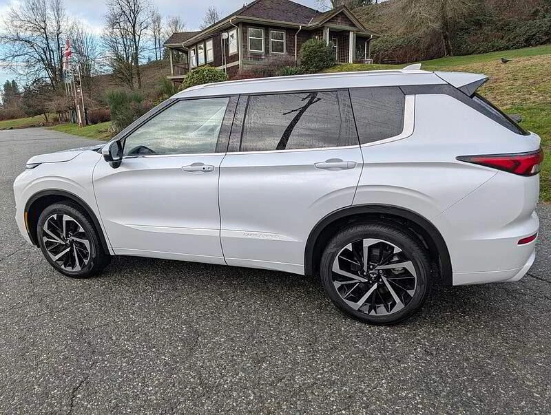 2024 Mitsubishi Outlander - Image 2 of 13