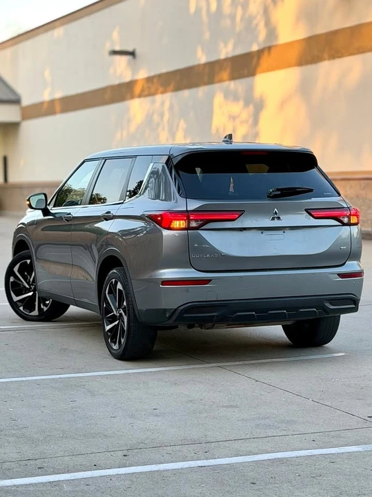 2024 Mitsubishi Outlander - Image 2 of 12