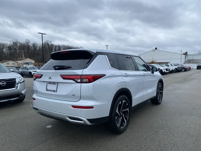 2024 Mitsubishi Outlander - Image 2 of 17