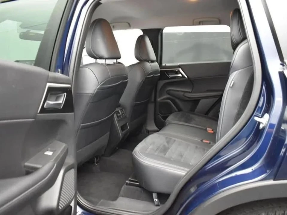 2024 Mitsubishi Outlander - Image 10 of 12