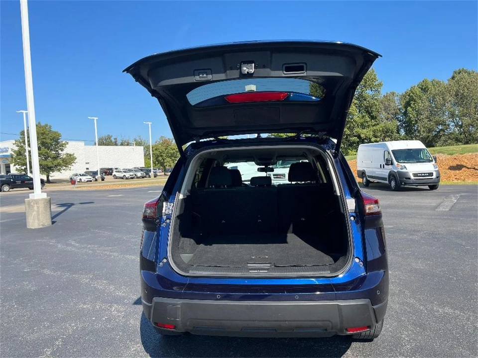 2024 Nissan Rogue - Image 11 of 31