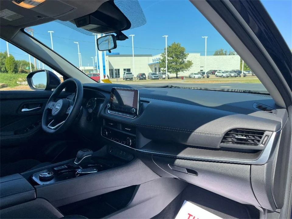 2024 Nissan Rogue - Image 15 of 31