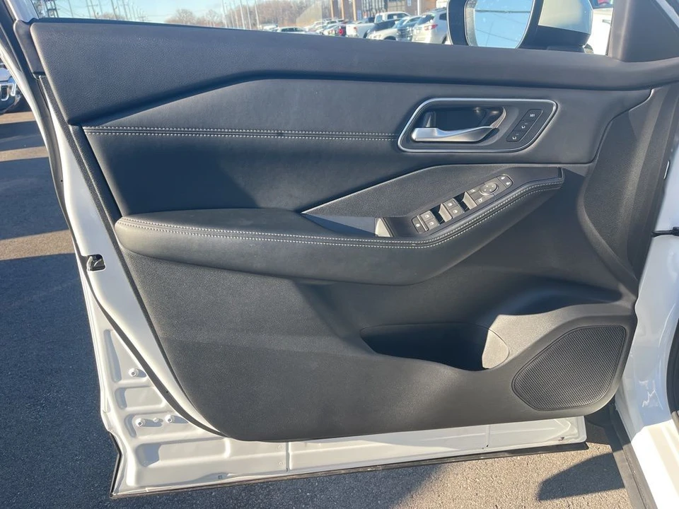 2024 Nissan Rogue - Image 9 of 12