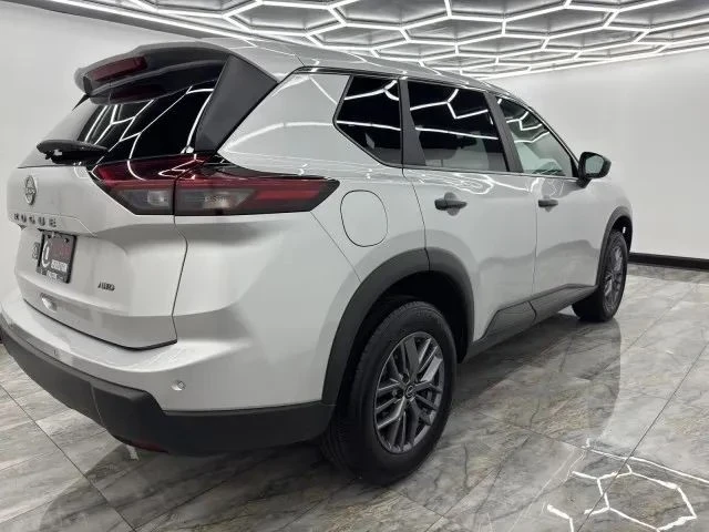 2024 Nissan Rogue - Image 8 of 12