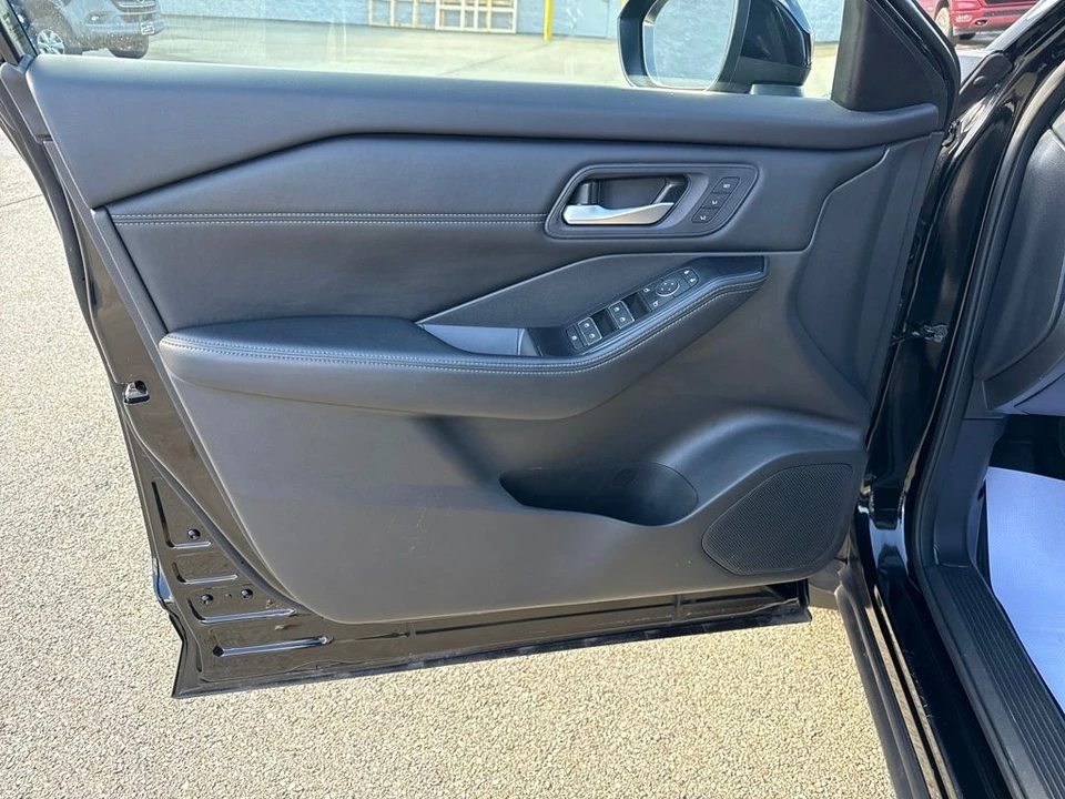 2024 Nissan Rogue - Image 12 of 12