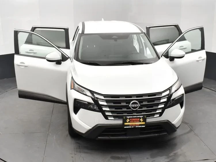 2024 Nissan Rogue - Image 10 of 12