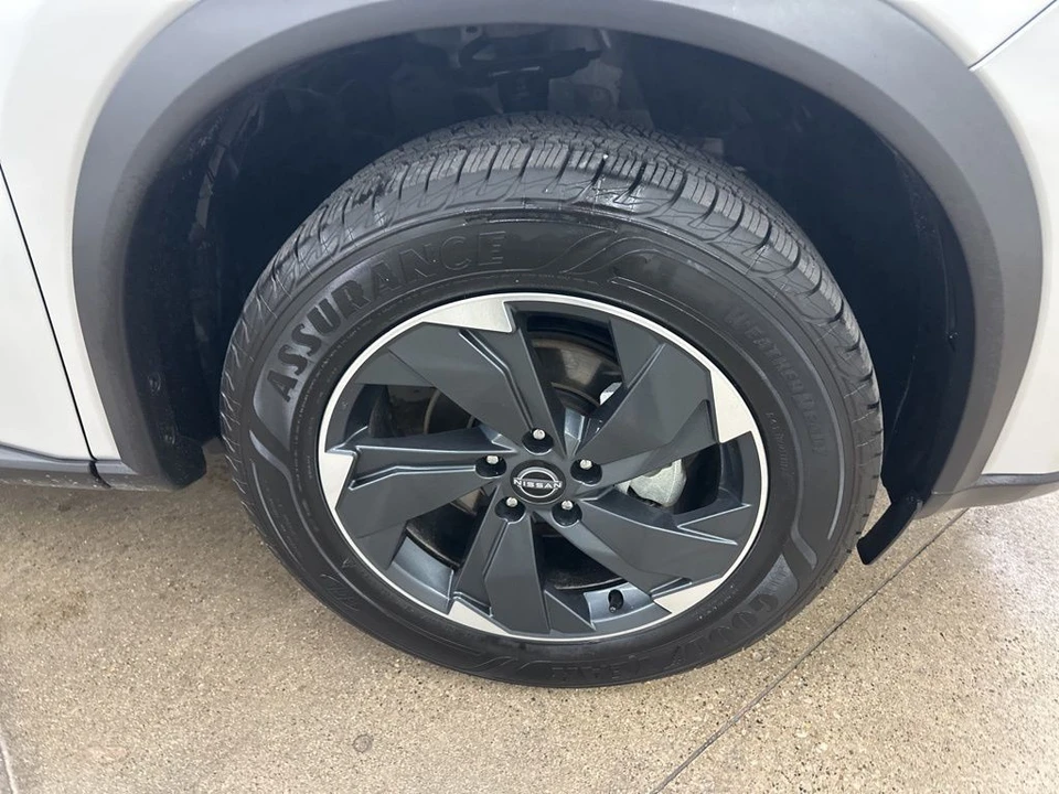 2024 Nissan Rogue - Image 15 of 21