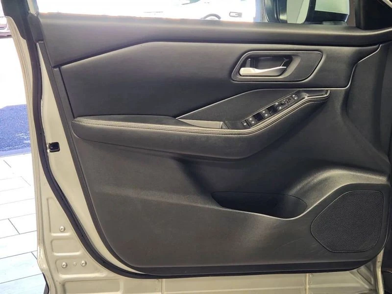 2024 Nissan Rogue - Image 10 of 12