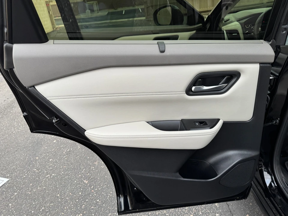 2024 Nissan Rogue - Image 15 of 21