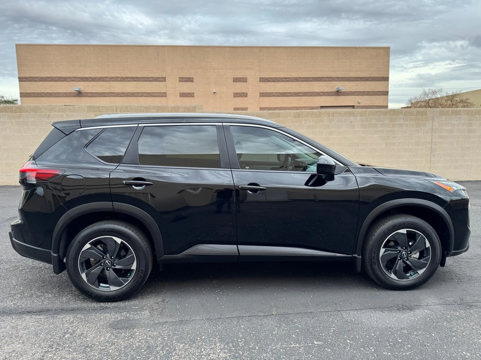 2024 Nissan Rogue - Image 10 of 21