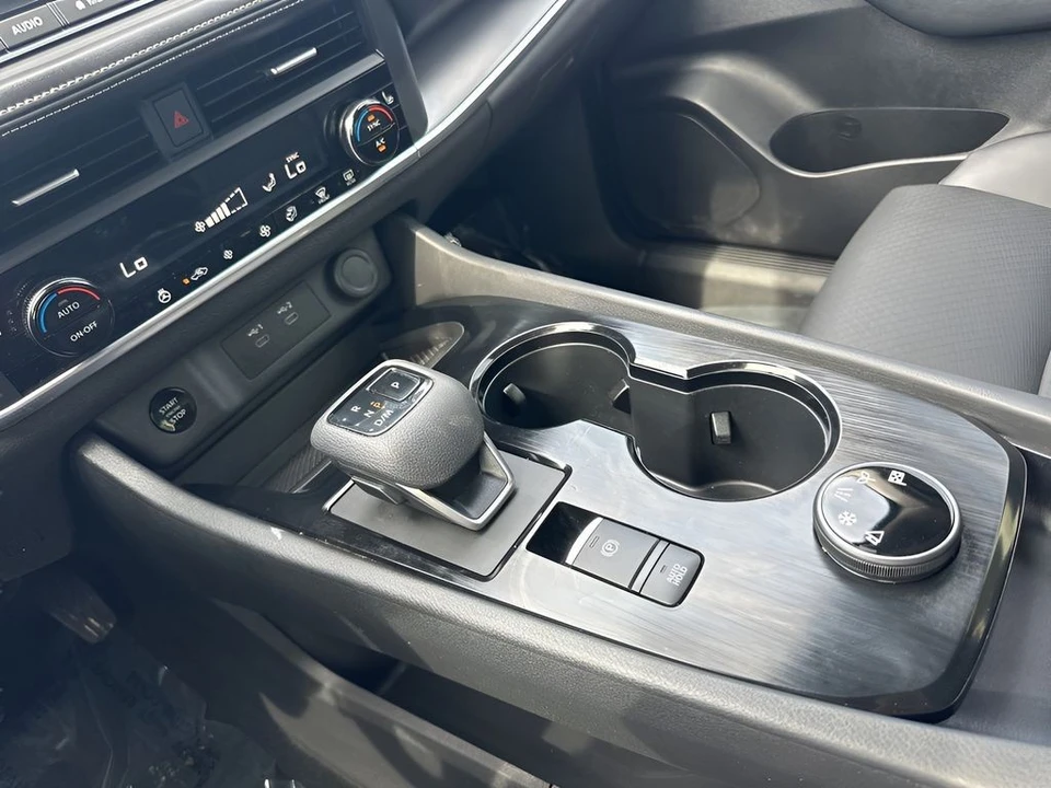 2024 Nissan Rogue - Image 16 of 21