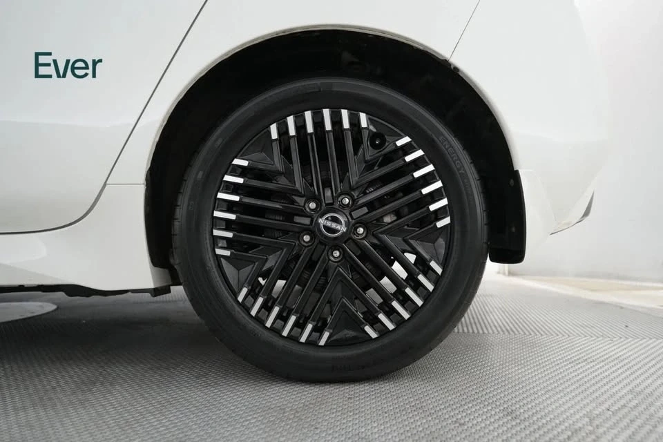 2024 Nissan Leaf - Image 18 of 20
