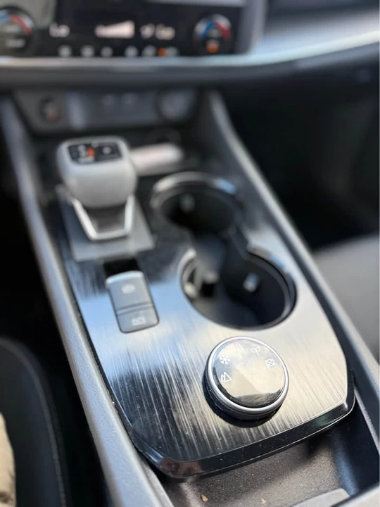 2024 Nissan Rogue - Image 15 of 17