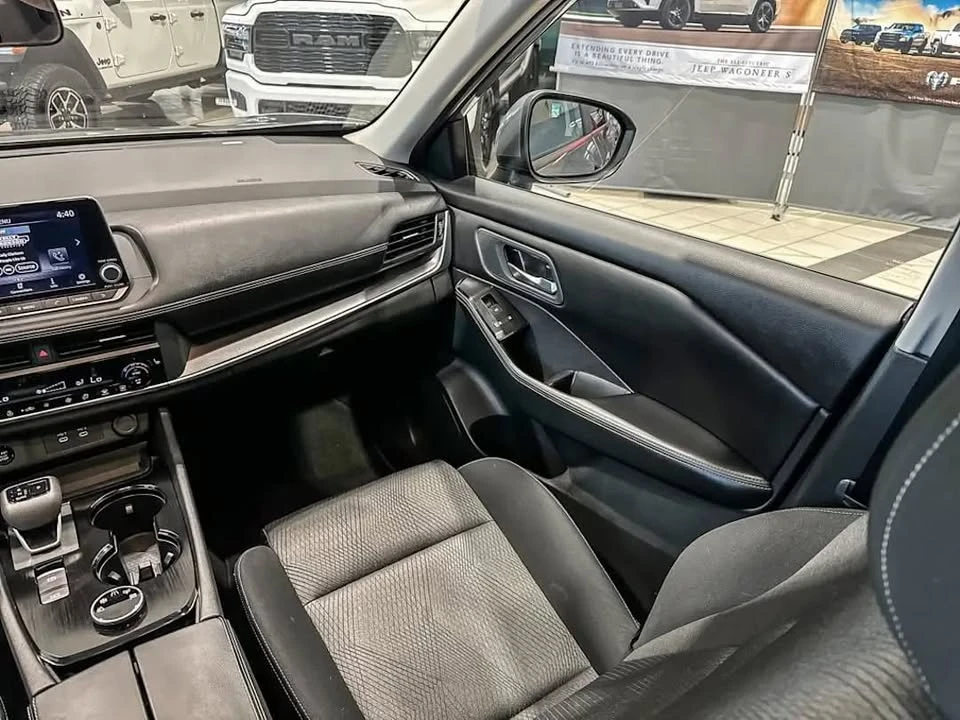 2024 Nissan Rogue - Image 2 of 18