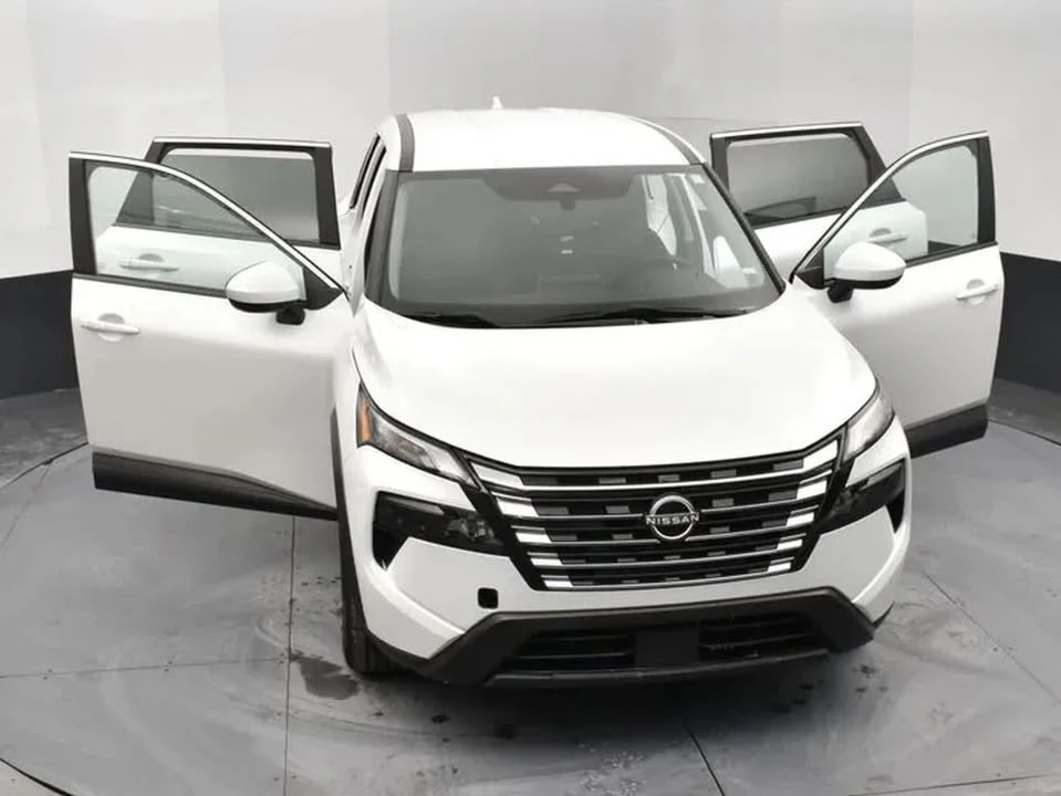 2024 Nissan Rogue - Image 10 of 20