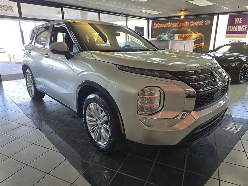 2024 Mitsubishi Outlander - Image 3 of 4