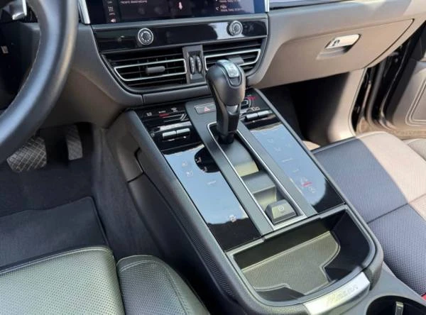 2024 Porsche Macan - Image 16 of 19