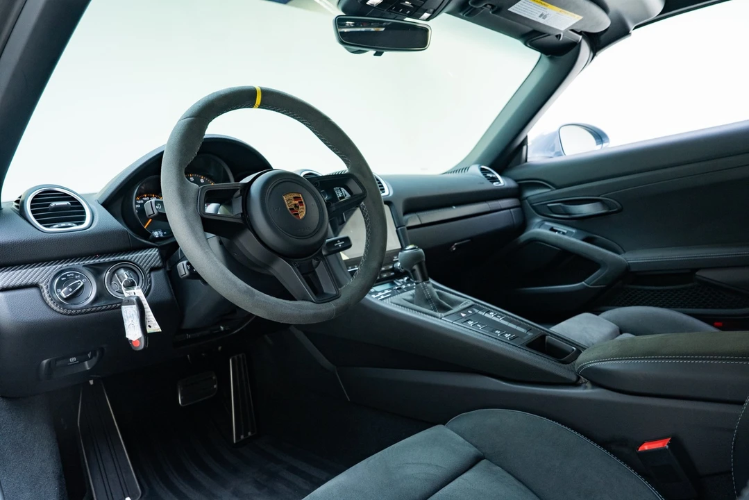 2024 Porsche - Image 2 of 31