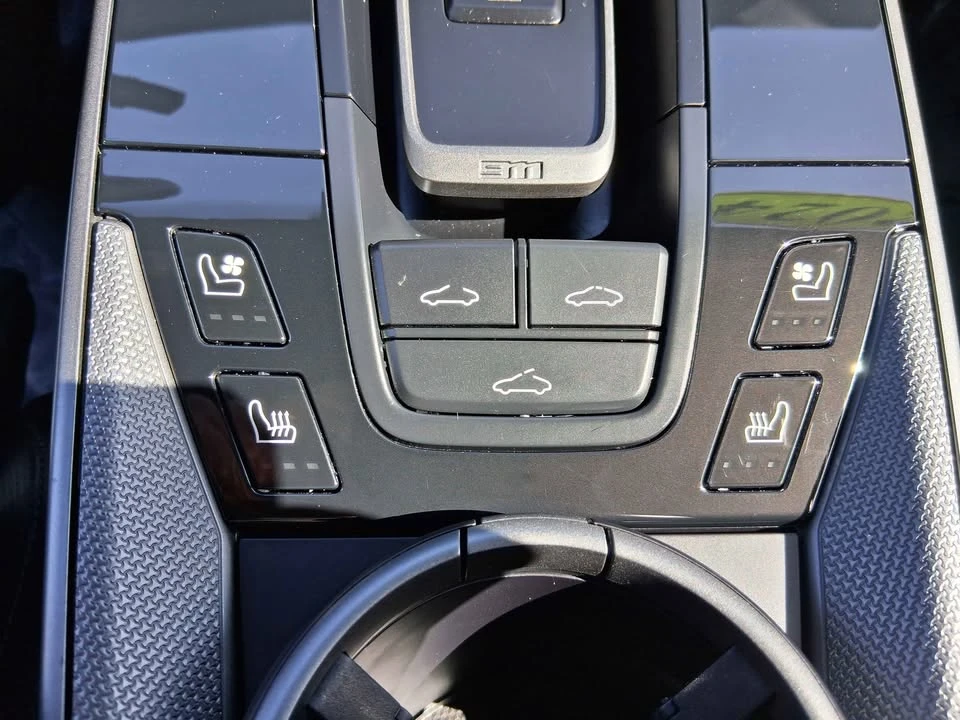 2024 Porsche 992 Carrera 4 - Image 16 of 17