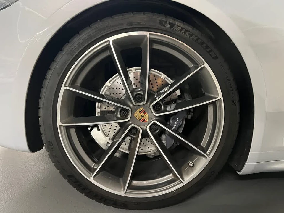 2024 Porsche 992 Carrera 4 - Image 11 of 31