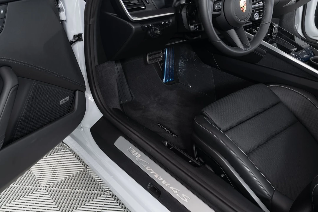 2024 Porsche 992 Carrera 4S - Image 16 of 31