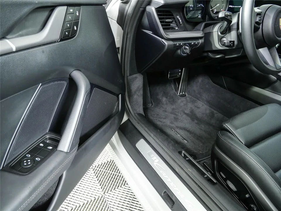 2024 Porsche 992 Carrera 4S - Image 7 of 31