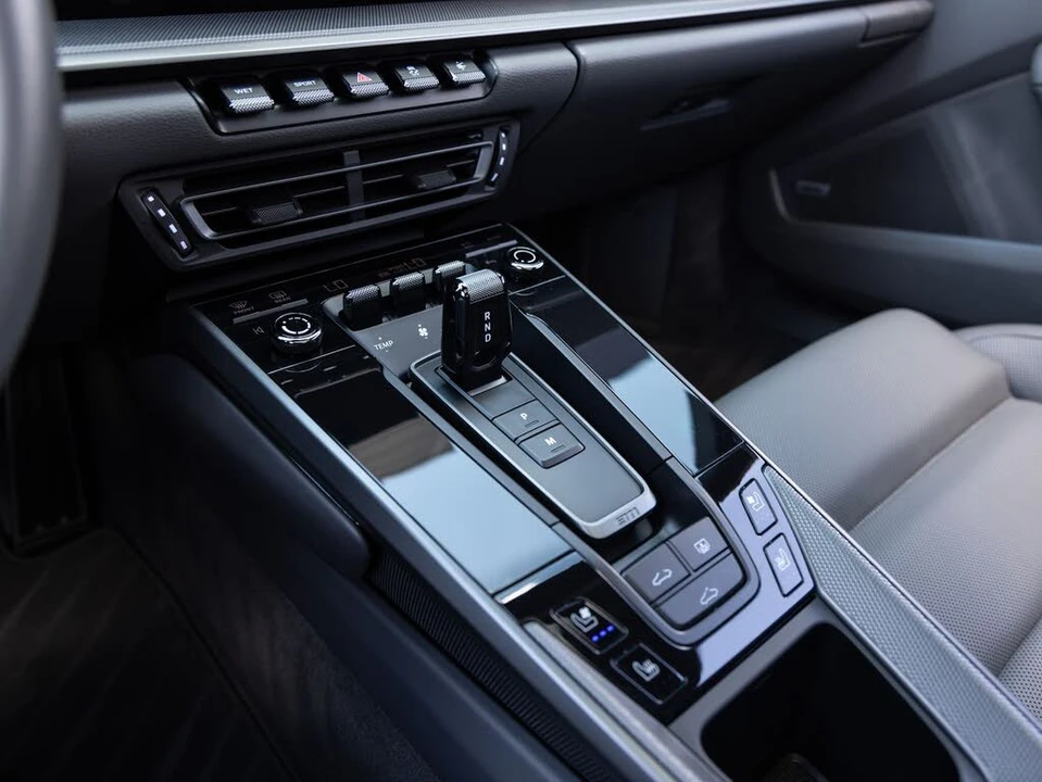 2024 Porsche 992 Carrera - Image 16 of 31