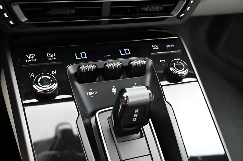 2024 Porsche 992 Carrera - Image 15 of 31