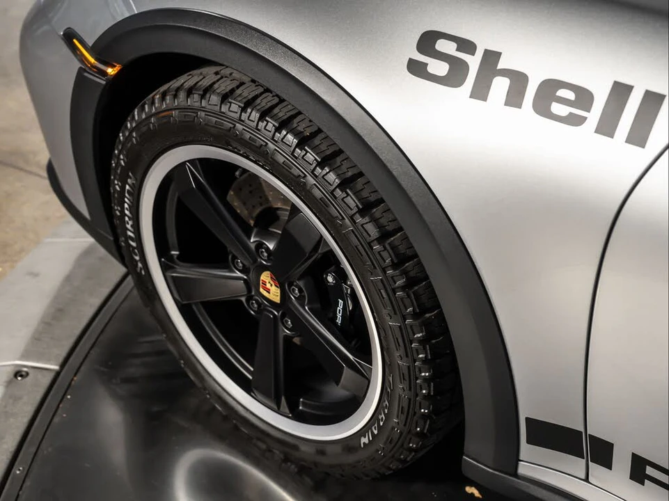2024 Porsche 992 Dakar - Image 17 of 31