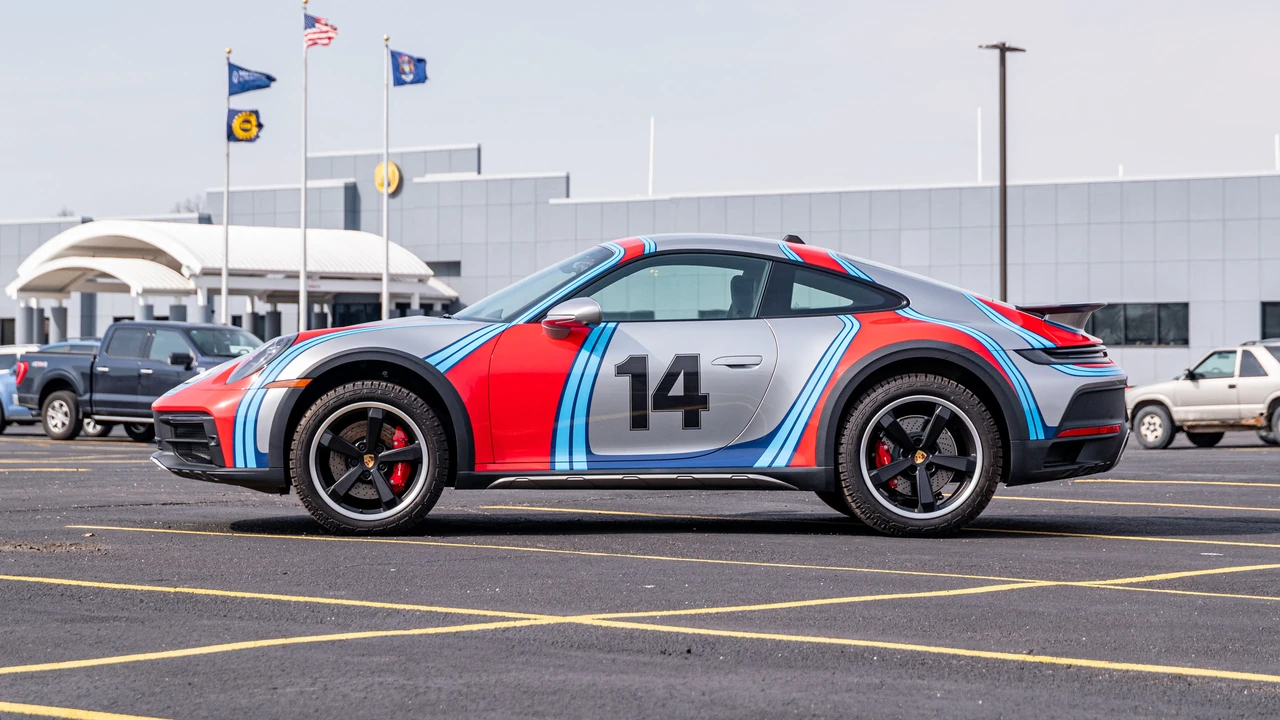 2024 Porsche 992 Dakar - Image 7 of 31