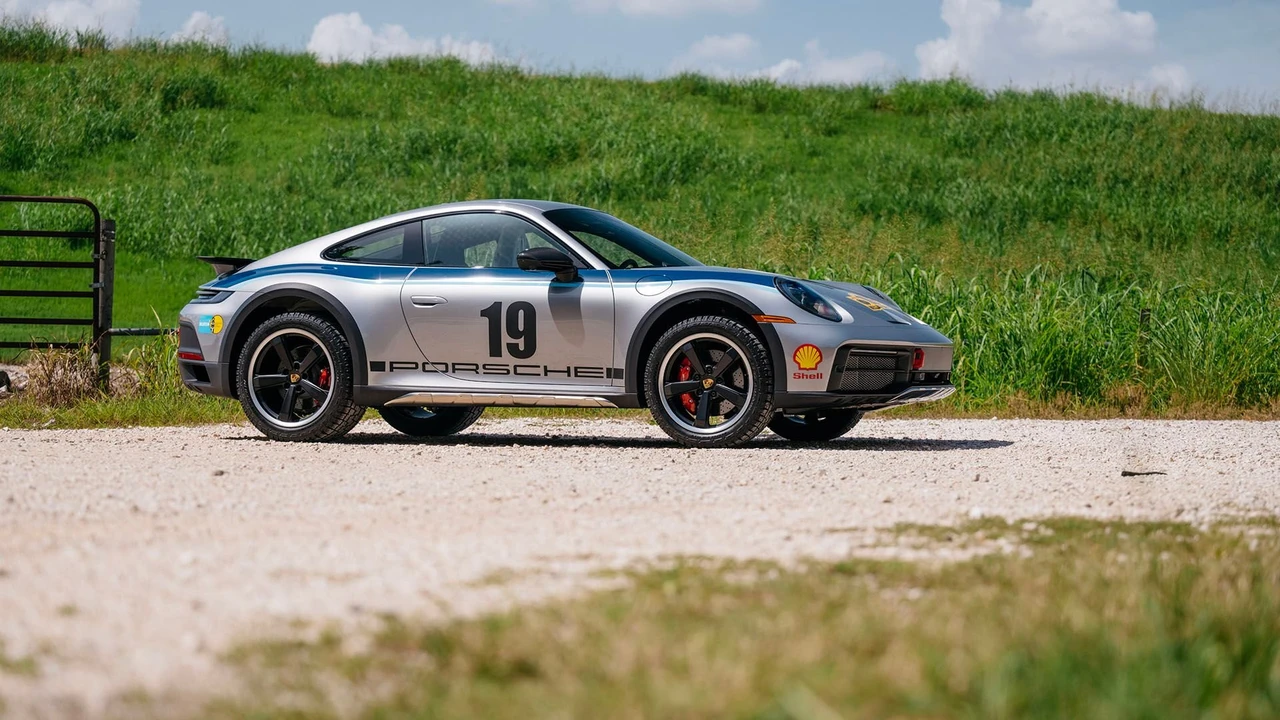 2024 Porsche 992 Dakar - Image 16 of 31