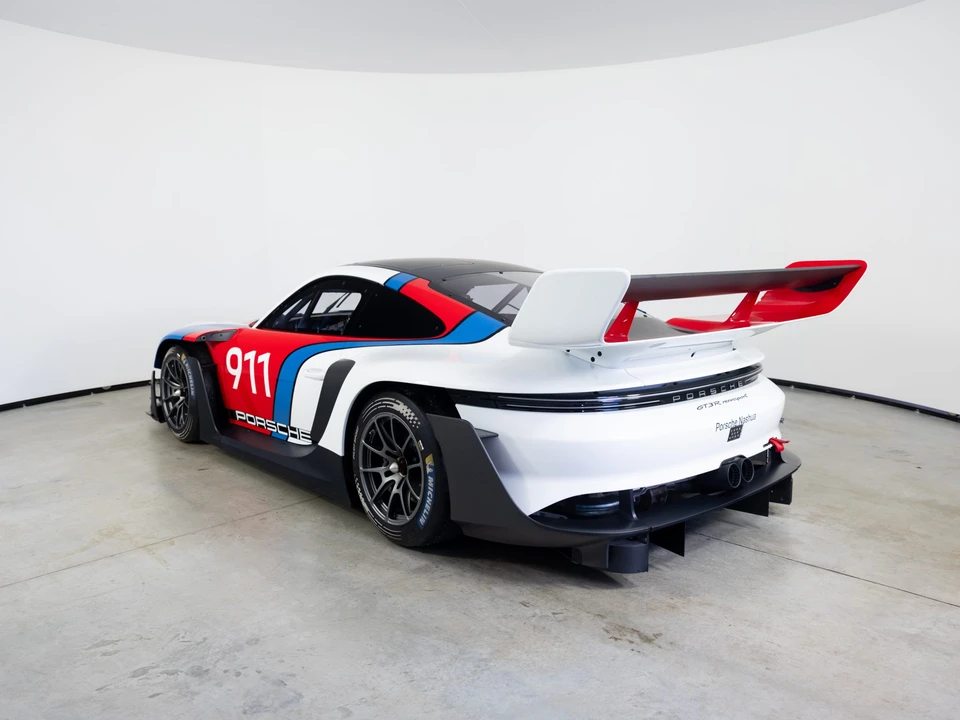 2024 Porsche 992 GT3 - Image 15 of 31