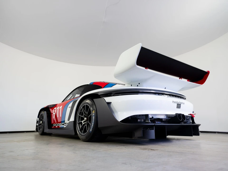 2024 Porsche 992 GT3 - Image 17 of 31