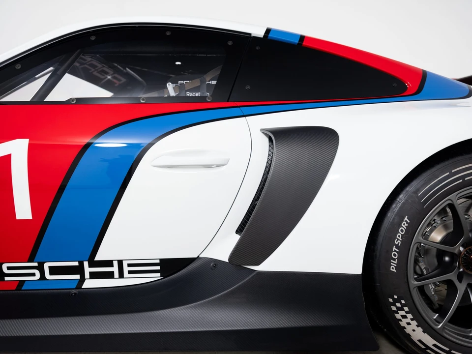 2024 Porsche 992 GT3 - Image 27 of 31