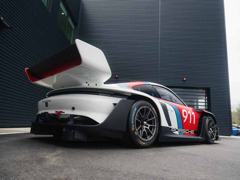2024 Porsche 992 GT3 - Image 9 of 31