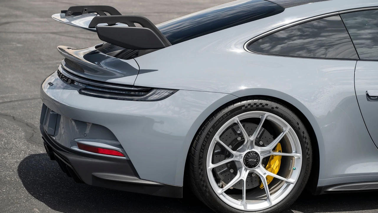2024 Porsche 992 GT3 - Image 17 of 31