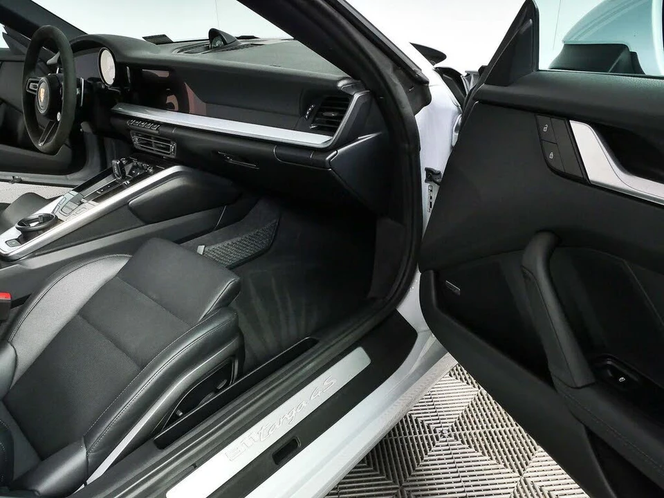2024 Porsche 992 Targa 4 & 4S - Image 24 of 31