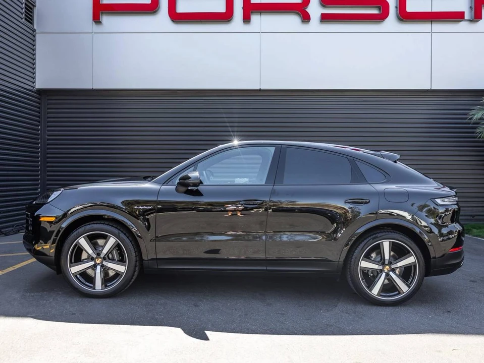 2024 Porsche 9Y0/9Y3 Cayenne Coupe - Image 2 of 5