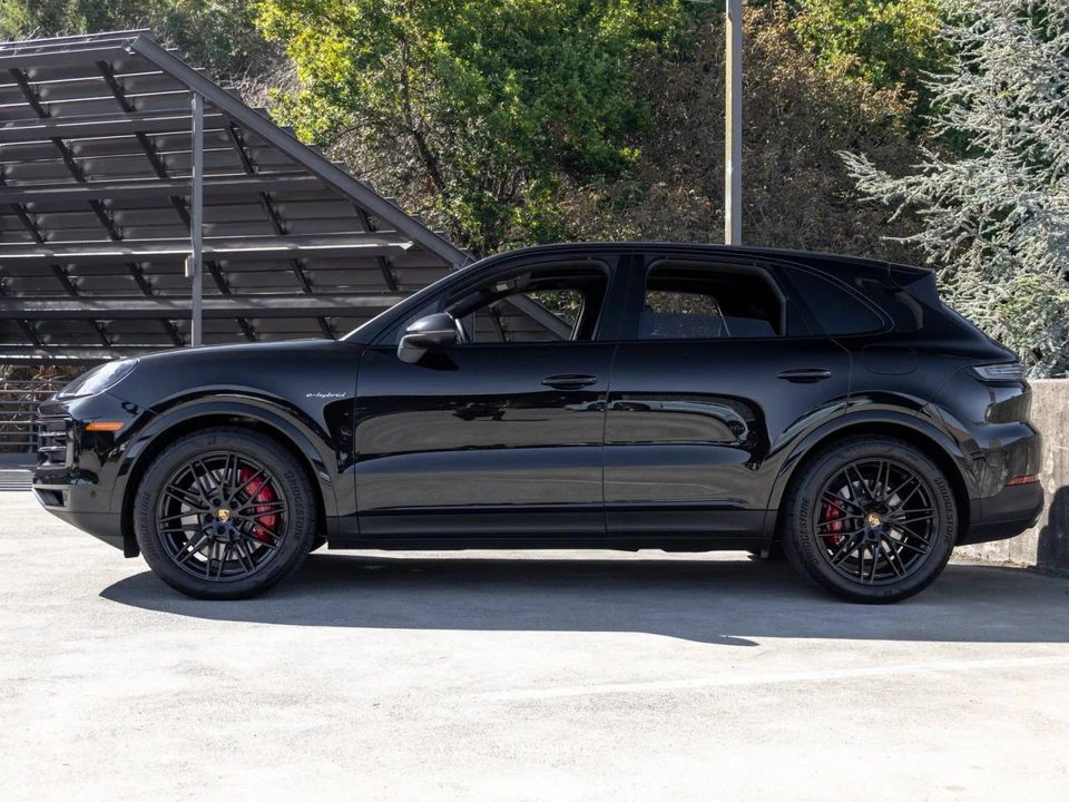 2024 Porsche Cayenne - Image 2 of 5
