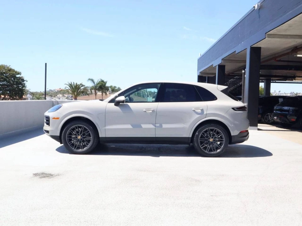 2024 Porsche 9Y0/9Y3 Cayenne - Image 2 of 4