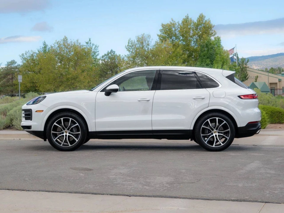 2024 Porsche 9Y0/9Y3 Cayenne - Image 2 of 4