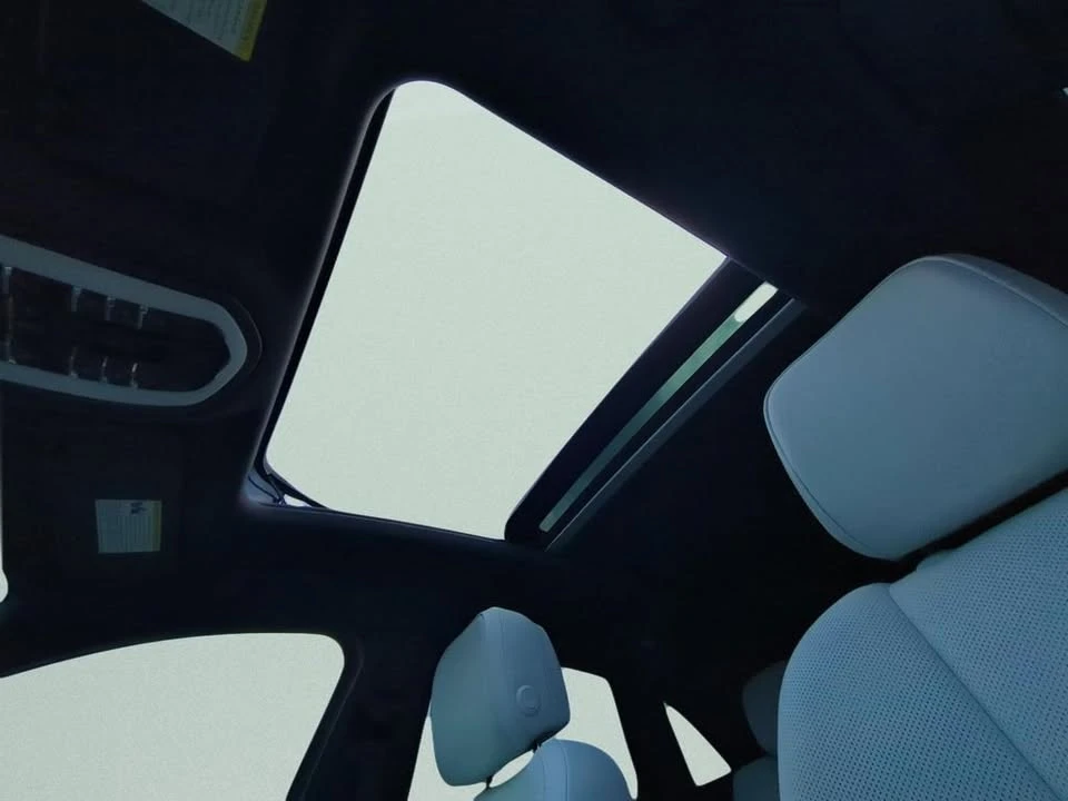 2024 Porsche Macan - Image 16 of 19