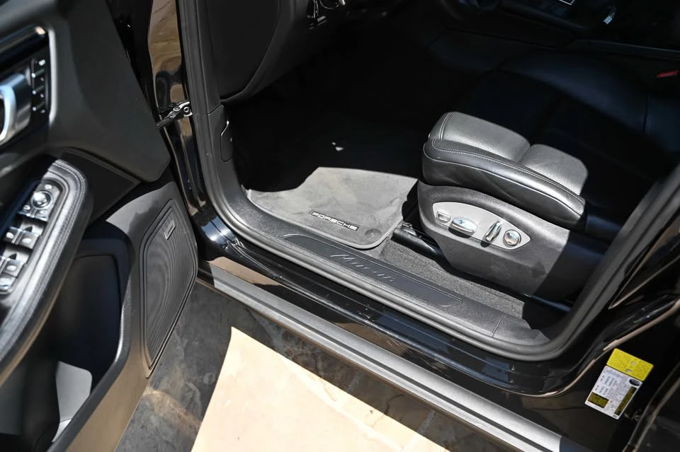 2024 Porsche Macan - Image 19 of 20