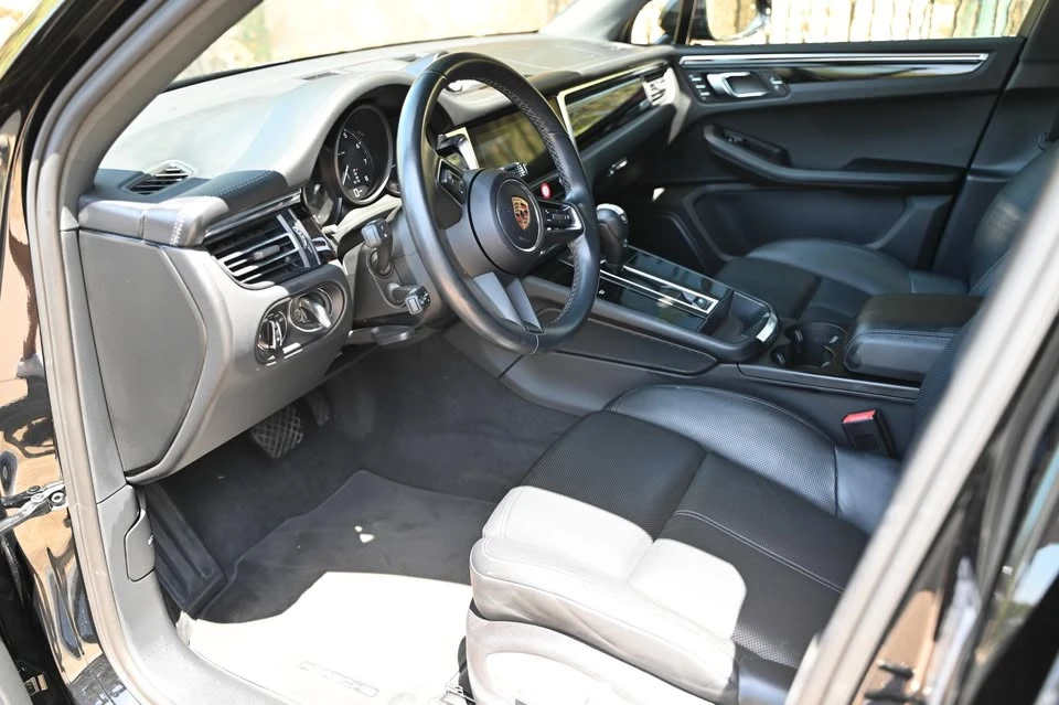 2024 Porsche Macan - Image 17 of 20