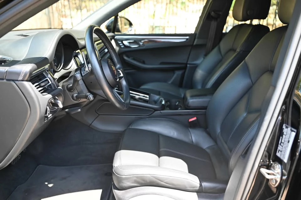 2024 Porsche Macan - Image 16 of 20
