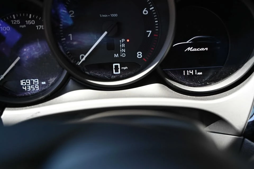 2024 Porsche Macan - Image 18 of 20