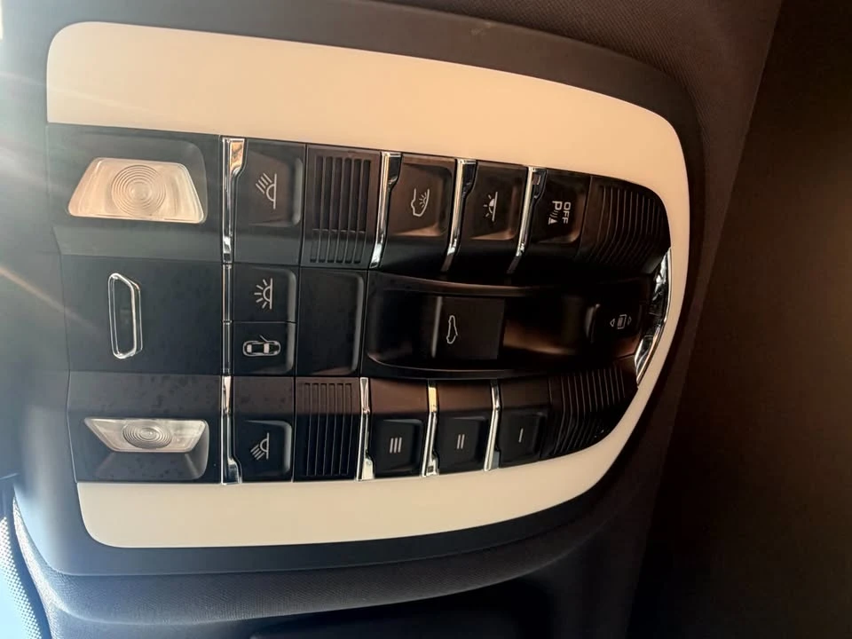 2024 Porsche Macan - Image 14 of 14
